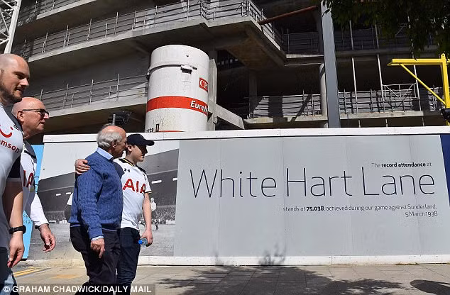 Tottenham đang đứng trước cơ hội lịch sử ở trong và cả ngoài sân đấu. Đã lâu lắm rồi "Gà trống" mới đứng trên cả Arsenal và ManUtd trên bảng xếp hạng. CLB hiện cũng có tài chính dồi dào để thực hiện các vụ chiêu mộ tài năng mới. Ảnh: DailyMail.