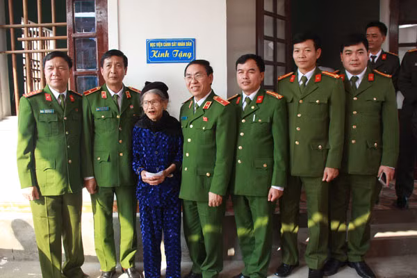 Đoàn công tác Học viện CSND trao tặng nhà cho các hộ dân.