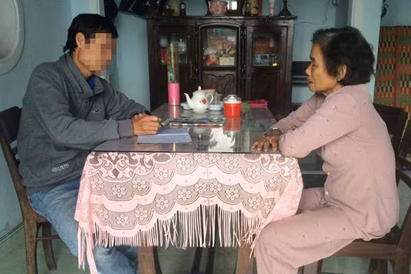 Bà Nguyễn Thị Chín trình bày sự việc bị "nữ cán bộ" lừa đảo hỗ trợ chính sách.