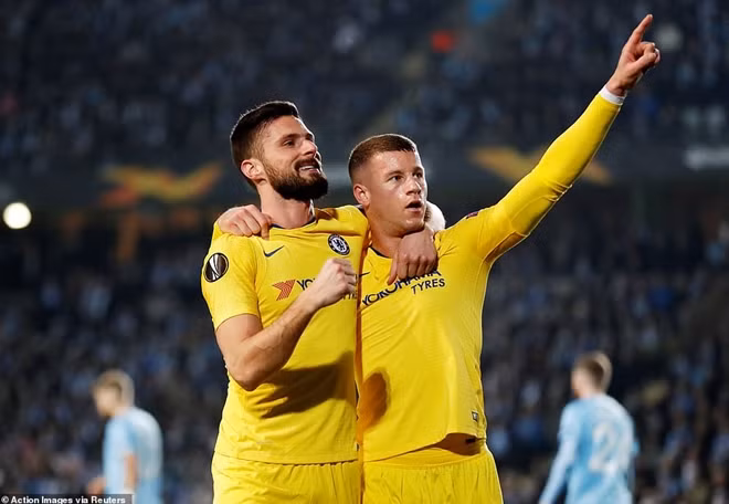 Olivier Giroud(trái) ghi bàn nhân đôi cách biệt cho Chelsea.