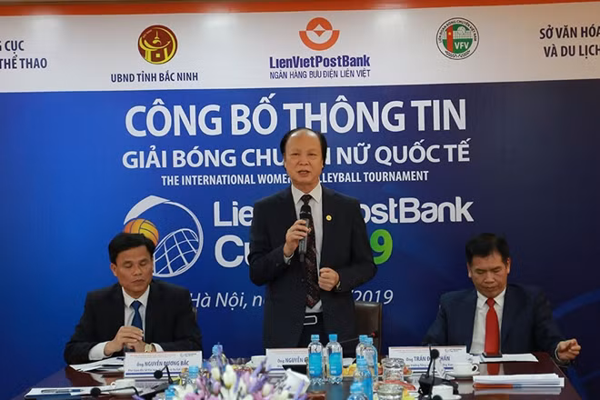Chủ tịch HĐQT Lienvietpostbank Nguyễn Đình Thắng đại diện đơn vị tài trợ chính của giải..