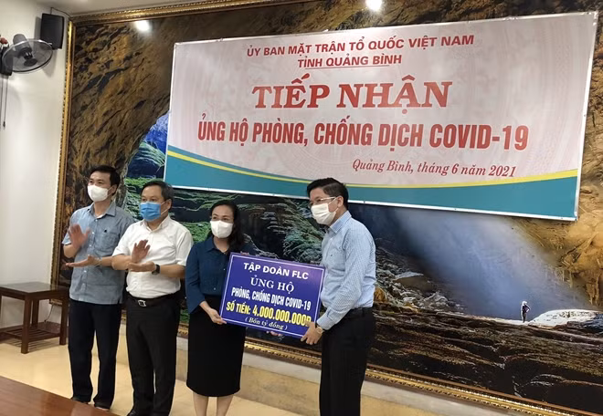 Tập đoàn FLC trao tặng 4 tỷ đồng tiền mặt hỗ trợ Quảng Bình phòng chống dịch COVID-19.
