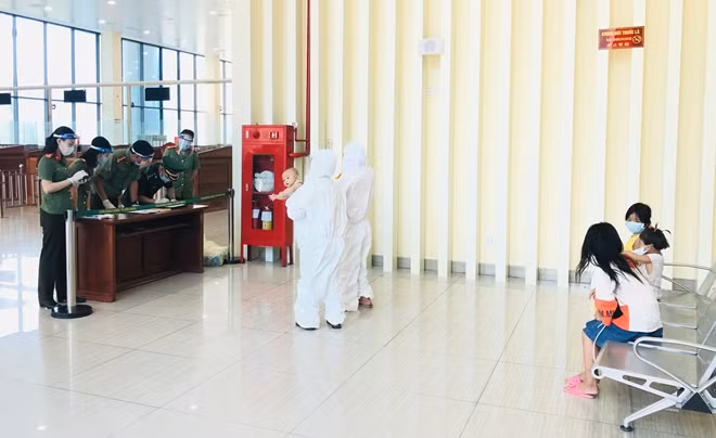 Làm thủ tục tiếp nhận công dân xuất cảnh trái phép.