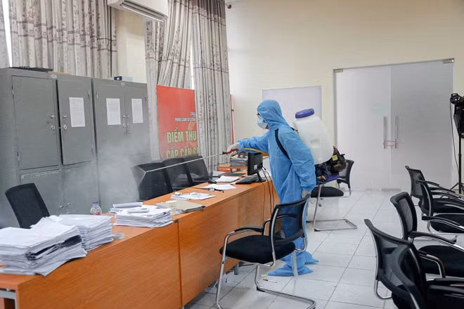 Phun khử khuẩn tại các đơn vị.