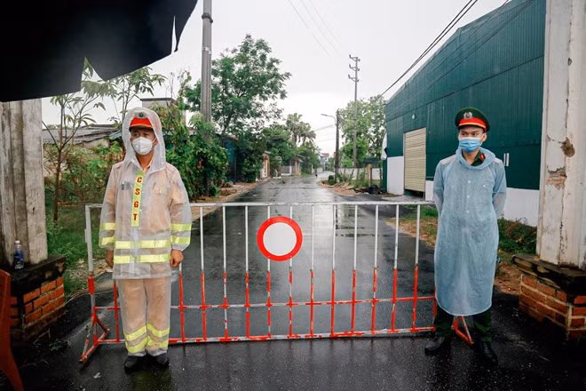 Lực lượng chức năng tỉnh Hà Tĩnh triển khai phong tỏa khu vực có ca dương tính và F1.