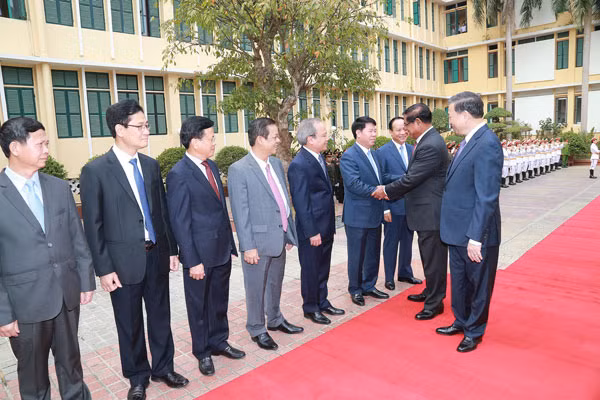 Bộ trưởng Tô Lâm, ngài Samdech Krolahom Sarkheng và các thành viên Đoàn đại biểu cấp cao Bộ Công an Việt Nam.