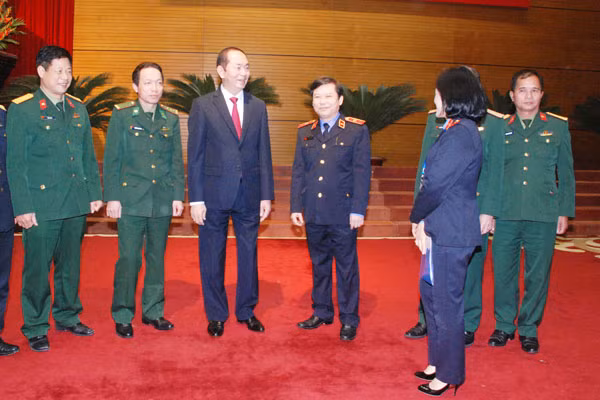 Chủ tịch nước trò chuyện cùng các đại biểu.