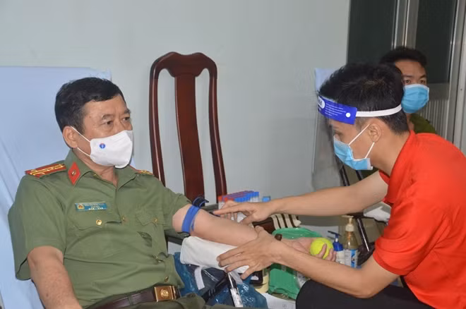 Đại tá Nguyễn Minh Ngọc tham gia hiến máu.