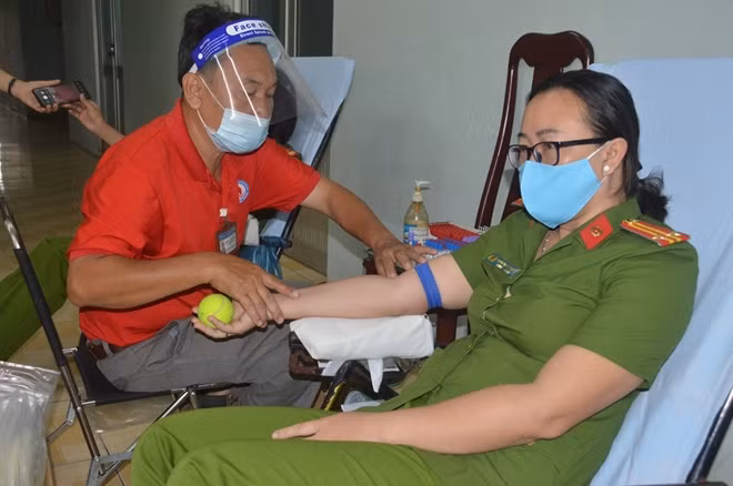 Nữ cán bộ công an Sóc Trăng tham gia hiến máu.