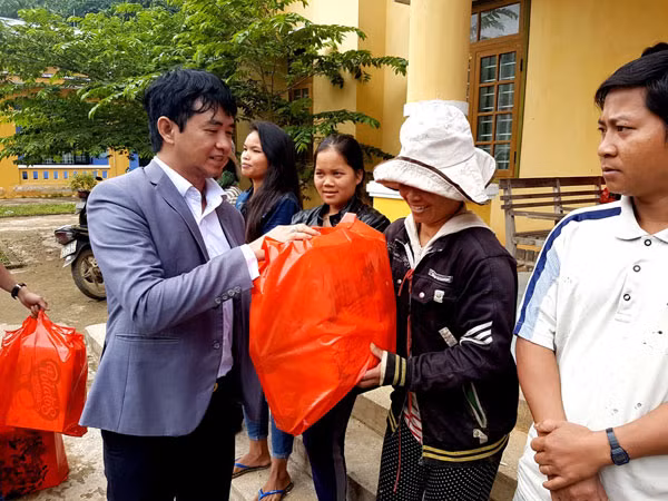 Chính quyền các cấp và đơn vị BQLDA Thủy điện Sông Bung thăm hỏi, tặng quà bà con làng "tỉ phú".