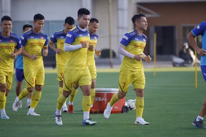 Do nhiều cầu thủ còn đang phải thi đấu ở CLB nên hôm nay ĐTQG chỉ có một nửa quân số được gọi tập trung.