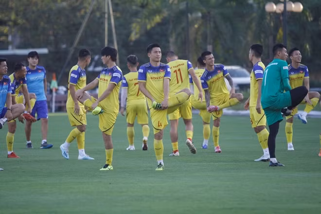 Nguyễn Tuấn Mạnh (áo xanh) là thủ môn duy nhất có mặt trong buổi tập hôm nay.