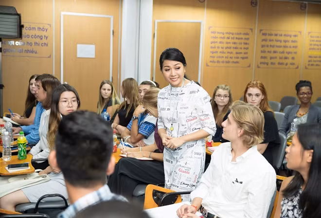 Bà Trần Uyên Phương, Phó Tổng giám đốc Tập đoàn Tân Hiệp Phát, tác giả quyển sách tiếng Anh Competing with Giants giao lưu với đoàn sinh viên quốc tế Semester at Sea.