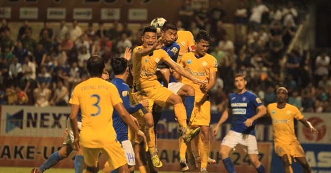 Nam Định (áo vàng) có chiến thắng bất ngờ trước Hà Nội FC. Ảnh: VPF.