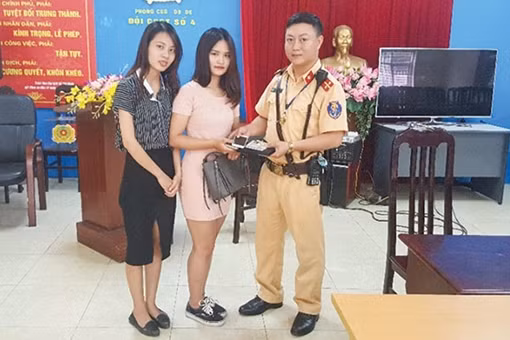 Cảnh sát giao thông trao tài sản cho người dân