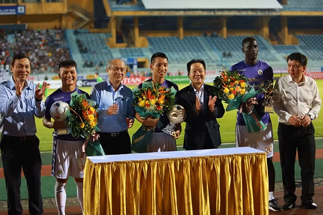 Trong 2 năm qua, hai lần bóng vàng đều về với Hà Nội FC.