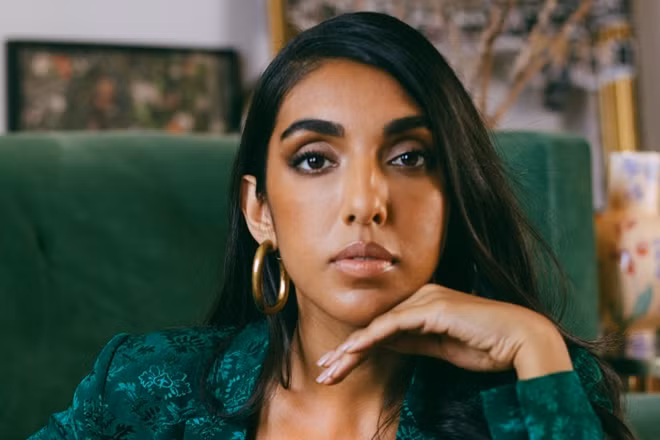 Rupi Kaur - nữ nhà thơ tiên phong trong phong trào thơ instagram, cô có cuốn “Sữa và mật” từng được chuyển ngữ và xuất bản ở Việt Nam.