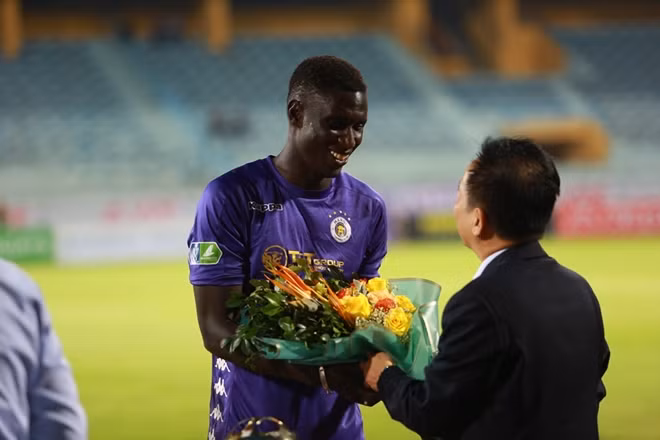 Pape Omar cầu thủ ngoại xuất sắc nhất năm 2019.