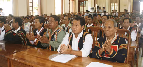 Những già làng và người có uy tín trong đồng bào dân tộc thiểu số ở Tây Nguyên.