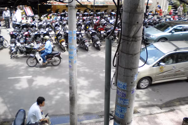 Không được thuê, người dân vẫn cứ lấn chiếm để phục vụ nhu cầu trông giữ xe.