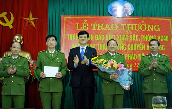 UBND tỉnh Nghệ An trao thưởng cho CBCS Công an có thành tích xuất sắc trong đấu tranh với tội phạm buôn bán pháo nổ dịp Tết Nguyên đán 2016.