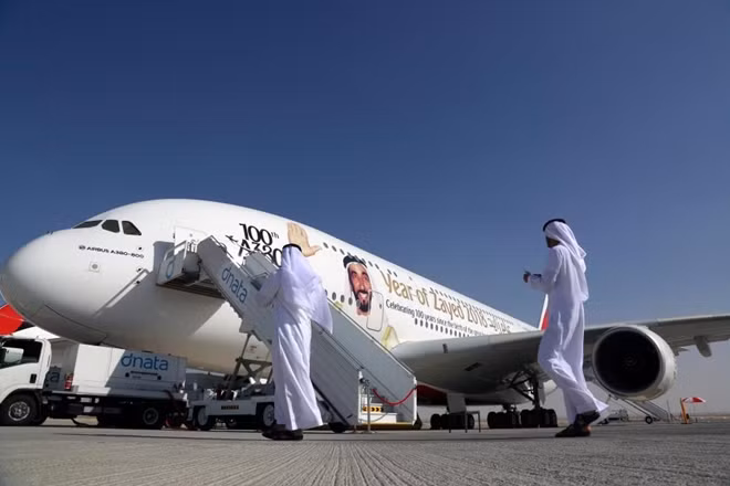 Khách tham quan đi bộ bên cạnh chiếc máy bay chở khách lớn nhất thế giới Airbus A-380 trong ngày thứ 2 của triển lãm Dubai Airshow(13-11). Ảnh: Reuters.