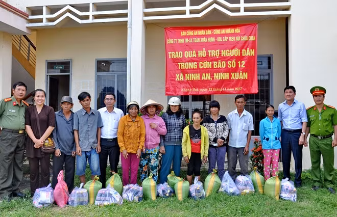 Đại diện Báo CAND, Công an thị xã Ninh Hòa cùng các nhà hảo tâm và người dân được tặng quà ở xã Ninh An.