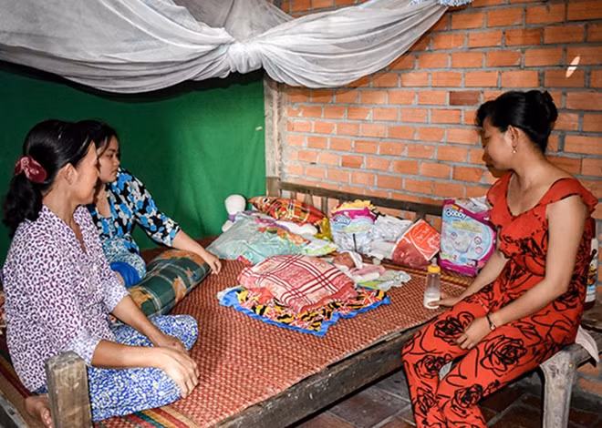 Bé trai bị bỏ rơi đang được gia đình ông Bảnh chăm sóc.