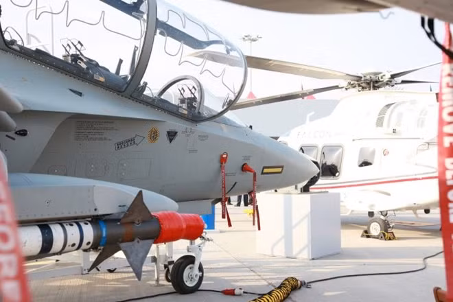Những vũ khí mà M-346FA mang được cho phép tấn công nhiều loại mục tiêu từ công sự, chiến xa, hầm ngầm hay các máy bay trực thăng...