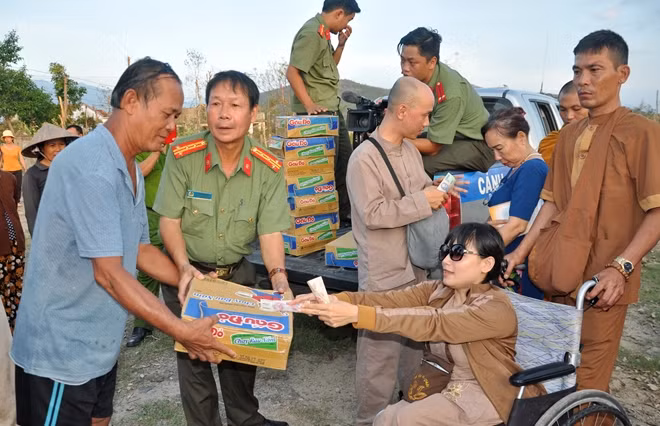 Đại diện Báo CAND cùng Công an thị xã Ninh Hòa và hai nhóm từ thiện Phước Hạnh, Phước Huệ – TP Hồ Chí Minh tao qua cho người dân ở xã Ninh Quang, thị xã Ninh Hòa