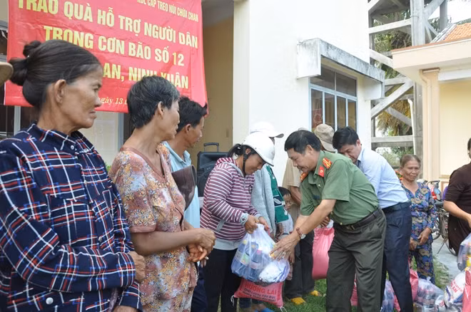 Đại diện Báo CAND tặng quà người dân ở xã Ninh An, thị xã Ninh Hòa