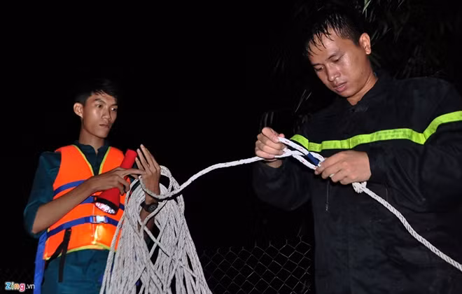 Việc chữa cháy diễn ra trong mọi điều kiện khó khăn.