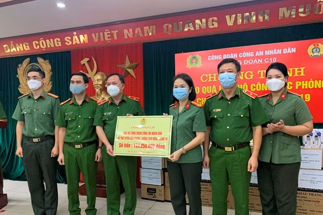 Thiếu tướng Trần Văn Thiện, Phó Cục trưởng Cục Cảnh sát quản lý trại giam, cơ sở giáo dục bắt buộc, trường giáo dưỡng trao ủng hộ tuyến đầu PC dịch qua BCH Công đoàn CAND.