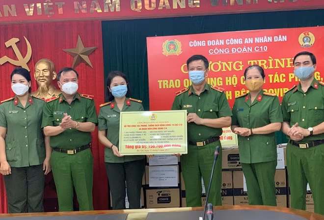Đại diện Cục Cảnh sát quản lý trại giam, cơ sở giáo dục bắt buộc, trường giáo dưỡng tiếp nhận ủng hộ từ BCH Công đoàn CAND .