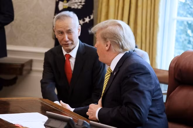 Tổng thống Donald Trump và Phó Thủ tướng Lưu Hạc. Ảnh: Reuters.