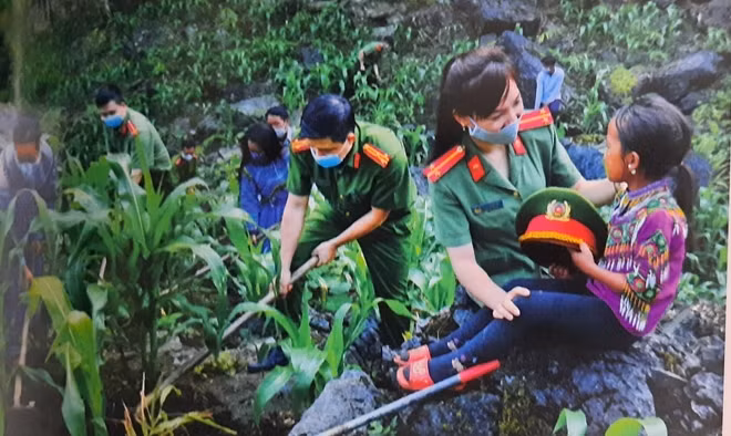 Công an huyện Mường Khương (Lào Cai) giúp bà con nghèo bản Choán Vá trong mùa dịch bệnh.