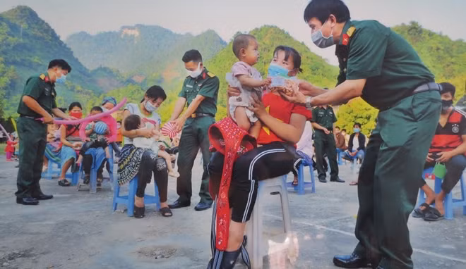 Bộ đội giúp đỡ người dân trong khu cách ly.