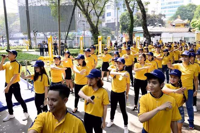 Cán bộ nhân viên Sun Life tham gia một hoạt động thể thao.