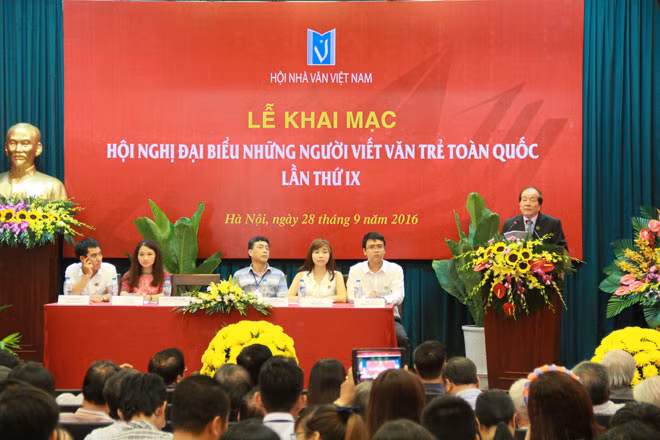 Toàn cảnh hội nghị đại biểu viết văn trẻ toàn quốc lần thứ IX: Toàn cảnh hội nghị đại biểu viết văn trẻ toàn quốc lần thứ IX: