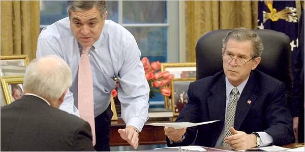 George Tenet (áo trắng bên trái), Tổng thống Mỹ George W.Bush và Phó Tổng thống Dick Cheney trong một cuộc họp hồi tháng 3 năm 2003. Ảnh: AP George Tenet (áo trắng bên trái), Tổng thống Mỹ George W.Bush và Phó Tổng thống Dick Cheney trong một cuộc họp hồi tháng 3 năm 2003. Ảnh: AP