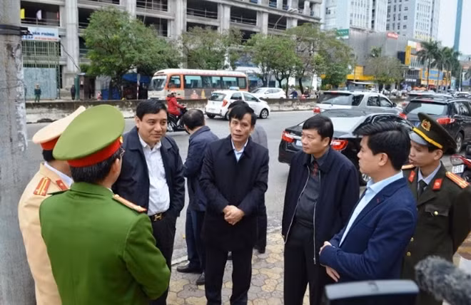 Bí thư Tỉnh ủy Nguyễn Đắc Vinh đã đến thăm hỏi, chúc Tết chiến sỹ cảnh sát giao thông tại giao lộ ngã tư chợ Vinh