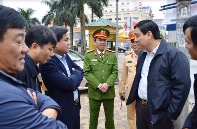 Đồng chí ghi nhận và đánh giá cao tinh thần sẵn sàng phục vụ nhân dân đón Tết Dương lịch của lực lượng Cảnh sát giao thông.