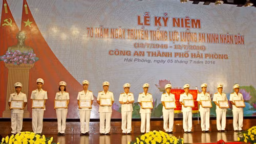 Trung tướng Nguyễn Chí Thành trao Bằng khen của Tổng cục An ninh cho các tập thể và cá nhân.