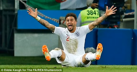 Kyle Walker phản ứng sau pha bị thổi phạt do hành vi cản trở cú ném biên của Croatia. Đội tuyển Anh đã cố gắng giảm nhịp độ trận đấu.