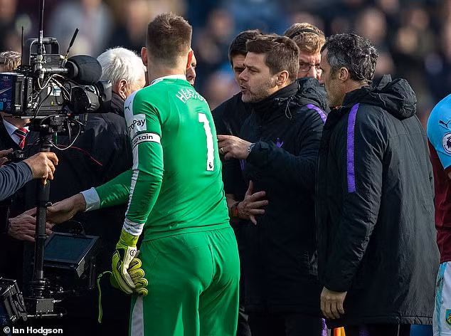 Pha tranh cãi nảy lửa giữa HLV Tottenham và trọng tài Mike Dean. Ảnh: Sport Mail.