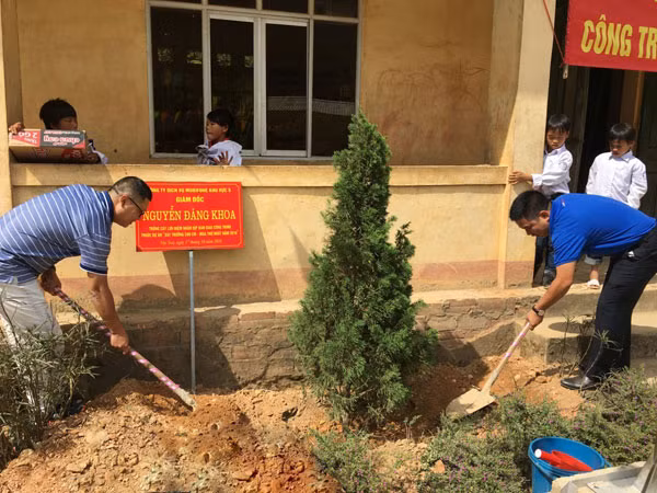 Ông Nguyễn Đăng Khoa trồng cây lưu niệm tại điểm trường.