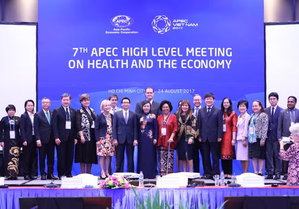 Phó Thủ tướng Vũ Đức Đam chụp ảnh cùng Bộ trưởng Y tế các thành viên APEC.
