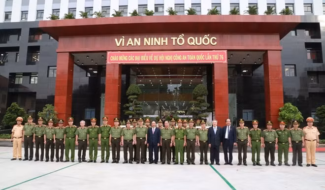 Thủ tướng Nguyễn Xuân Phúc và các đại biểu dự hội nghị.