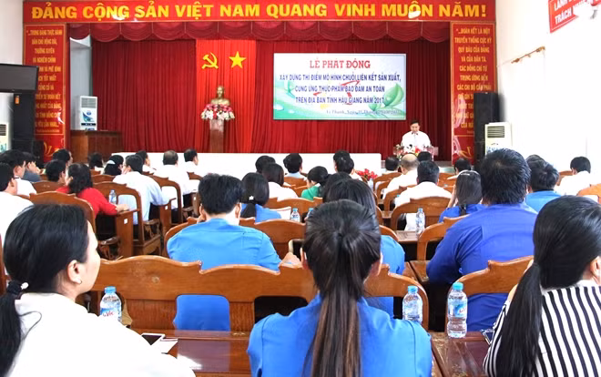 Lễ phát động thu hút đông đảo người dân làm nông nghiệp sạch tham gia.