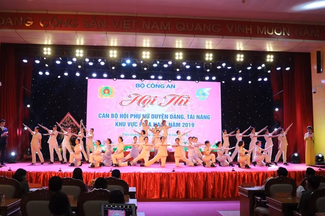 Các thí sinh ra mắt Hội thi.